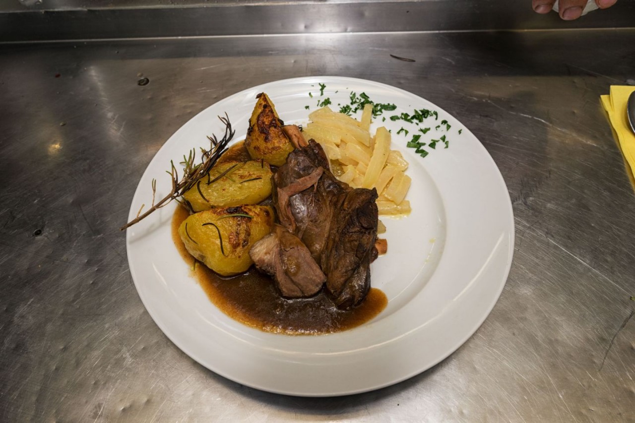 Lammhaxe mit Rosmarinkartoffeln und Kohlrabi