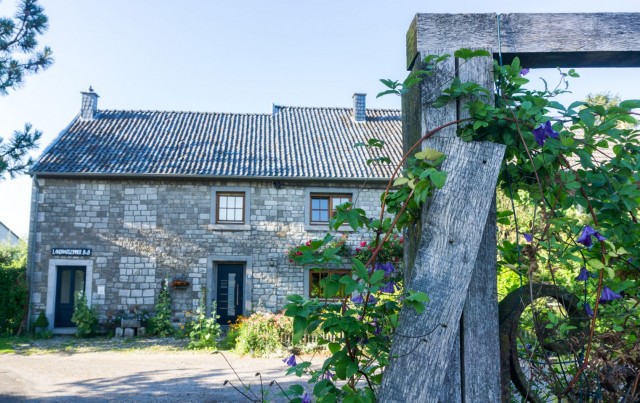 Bruchsteinhaus in Ostbelgien. B&B Landhauszimmer mit Best of Wandern