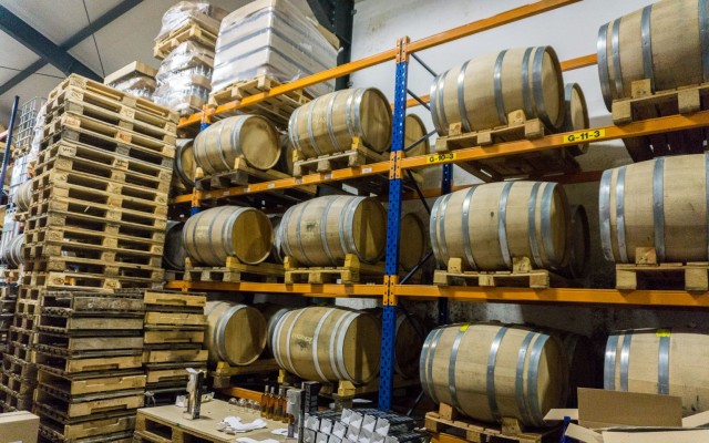 Eichefässer voll mit Whisky in der Destillerie Radermacher, Best of Wandern