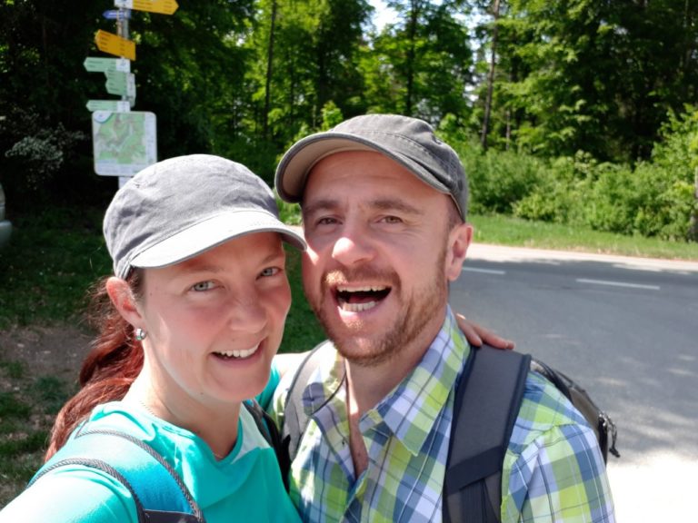 Frank--Susi-auf-dem-Weg-zum-Knopfmacherfelsen.jpg
