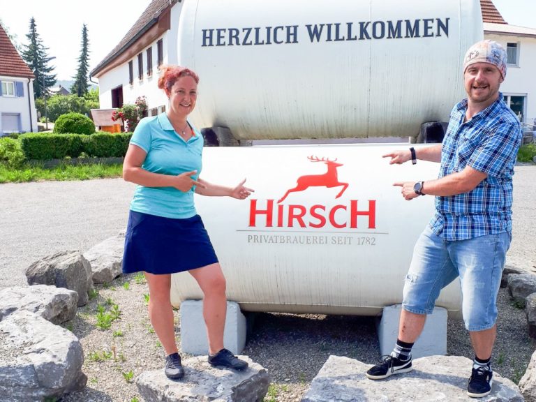 Susi-und-Frank-vor-der-Besichtigung-der-Hirsch-Brauerei.jpg