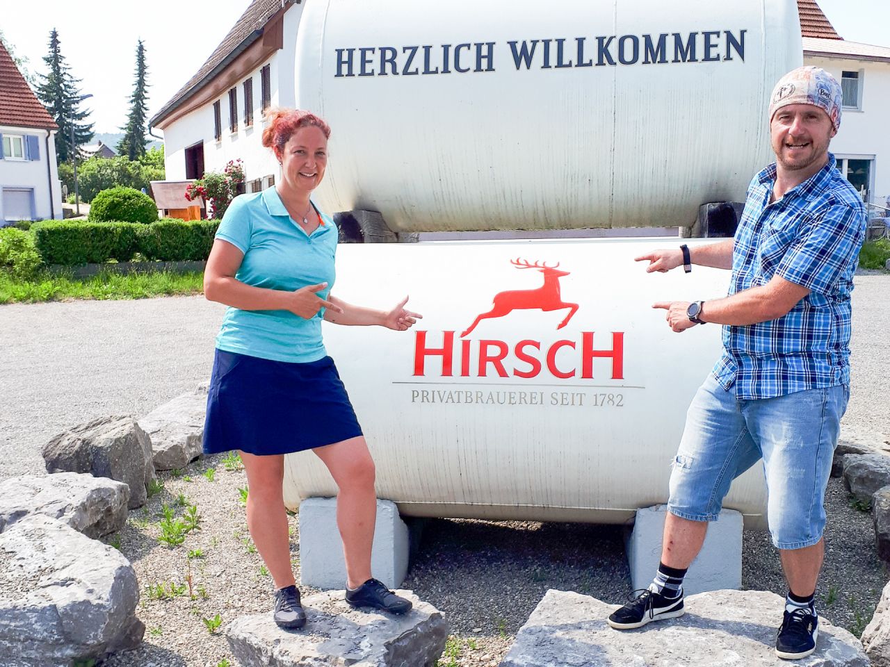 Susi-und-Frank-vor-der-Besichtigung-der-Hirsch-Brauerei.jpg