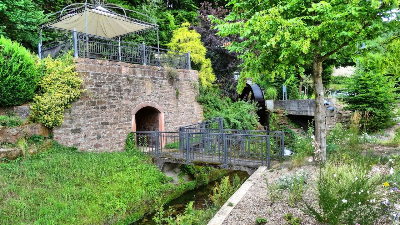 Schön hergerichtet - das Mühlrad der ehemaligen Getreidemühle in Heimbuchenthal