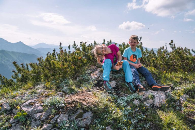 20220321-165557stefanfilzmoser_DSC9842_Shooting-with-Kids-in-the-Austrian-Alps.-Different-shoes-are-visible.jpg
