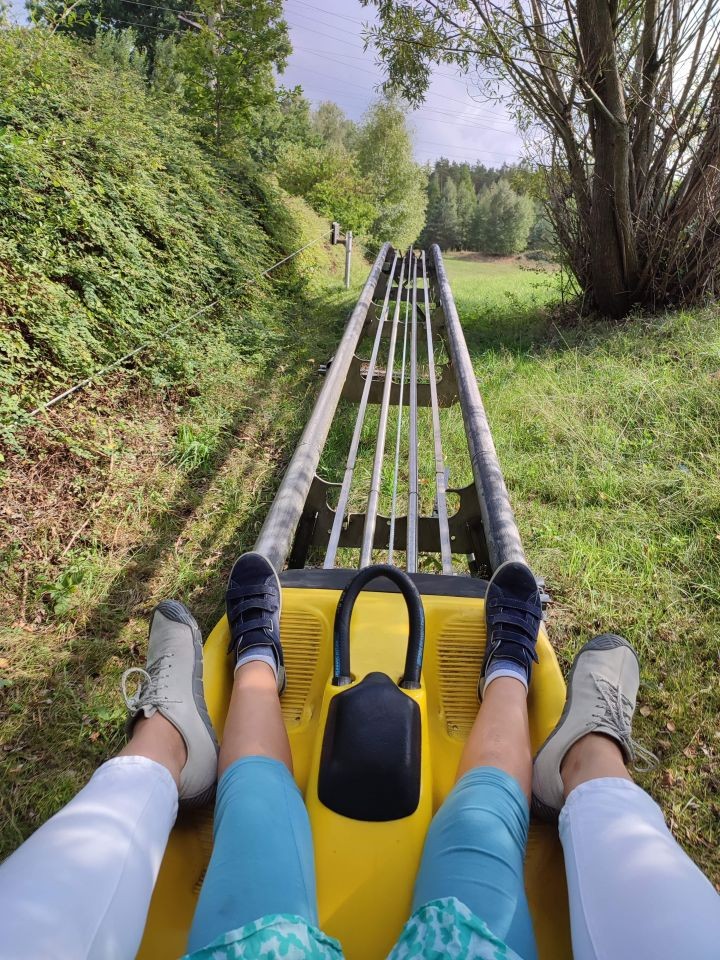 Auf der Sommerrodelbahn