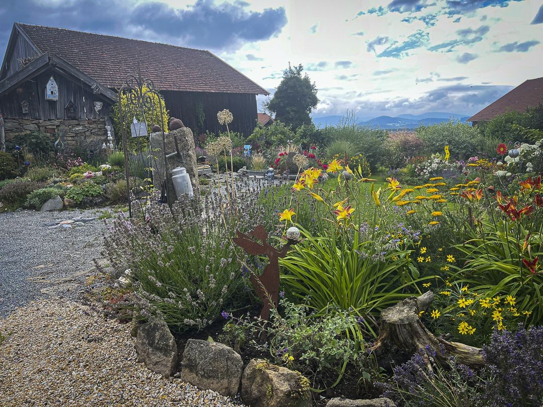 Bunter Bauerngarten am Wegesrand